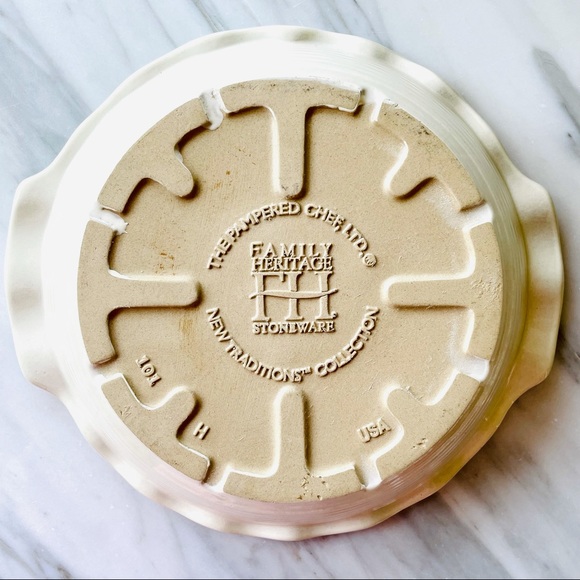 Pampered Chef•Fluted Deep Dish Pie Plate/Pan•Vanilla•9”•New Traditions Stoneware - Picture 6 of 13
